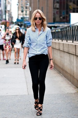 Модный лук: бело-темно-синяя классическая рубашка в вертикальную полоску, черные бархатные джинсы скинни, черные кожаные босоножки на каблуке, черные солнцезащитные очки