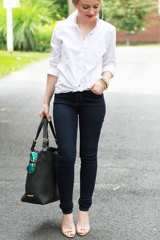 Какие джинсы носить с бежевыми босоножками на каблуке: Фанаткам повседневного стиля понравится лук из белой классической рубашки и джинсов. Пара бежевых босоножек на каблуке выигрышно вписывается в этот образ.