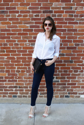 Какие джинсы носить с бежевыми босоножками на каблуке: Белая классическая рубашка и джинсы — великолепная идея для простого, но модного ансамбля. Очень неплохо здесь смотрятся бежевые босоножки на каблуке.