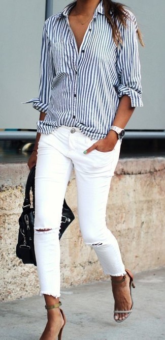 С чем носить белую классическую рубашку в 30 лет женщине лето в стиле смарт-кэжуал: Белая классическая рубашка и белые рваные джинсы скинни — отличный вариант, если ты хочешь составить расслабленный, но в то же время стильный лук. Вкупе с этим ансамблем отлично смотрятся табачные кожаные босоножки на каблуке. Такой лук обеспечит свободу движений в настоящую жару.