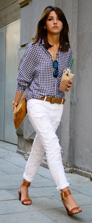 Какие классические рубашки носить с белыми джинсами женщине лето: Лук из классической рубашки и белых джинсов позволит составить незаезженный наряд в расслабленном стиле. Вкупе с этим нарядом отлично будут смотреться табачные кожаные босоножки на каблуке. Такой ансамбль непременно будет у тебя в ходу в знойные летние дни.