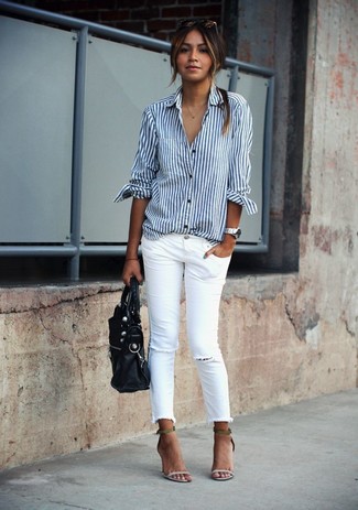 С чем носить белые брюки в 20 лет женщине лето: Тандем бело-темно-синей классической рубашки в вертикальную полоску и белых брюк смотрится на все сто, разве не так? В паре с этим нарядом наиболее уместно смотрятся бежевые замшевые босоножки на каблуке. Такой лук подарит комфорт и удобство в знойную погоду.