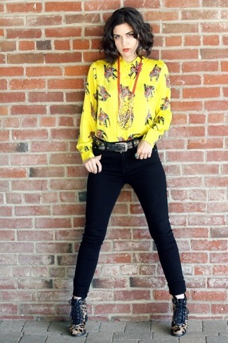 Модный лук: желтая классическая рубашка с принтом, черные джинсы скинни, светло-коричневые ботильоны на шнуровке из ворса пони с леопардовым принтом, черный ремень