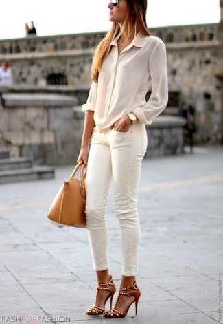 С чем носить туфли с шипами в деловом стиле: Несмотря на свою легкость, дуэт белой классической рубашки и белых джинсов скинни продолжает завоевывать сердца многих девчонок. Туфли с шипами — идеальный выбор, чтобы завершить лук.