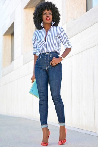 Как носить синие джинсы с белой классической рубашкой женщине: Белая классическая рубашка и синие джинсы — отличный наряд, если ты хочешь создать расслабленный, но в то же время модный образ. Пара красных кожаных туфель свяжет ансамбль воедино.