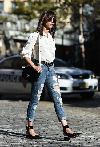 С чем носить рваные джинсы в 30 лет женщине в стиле смарт-кэжуал: Если у тебя творческая профессия, обрати внимание на такое сочетание белой классической рубашки с вышивкой и рваных джинсов. В сочетании с этим образом наиболее выгодно выглядят черные кожаные туфли.