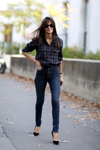 С чем носить рубашку женщине: Как видишь, рубашка смотрится великолепно в паре с темно-синими джинсами скинни. В тандеме с этим луком чудесно смотрятся черные замшевые туфли.