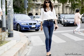 Как носить темно-синие джинсы скинни с черными кожаными туфлями в 30 лет: Тандем белой классической рубашки и темно-синих джинсов скинни выглядит выше всяких похвал, согласна? В паре с этим луком наиболее уместно будут выглядеть черные кожаные туфли.