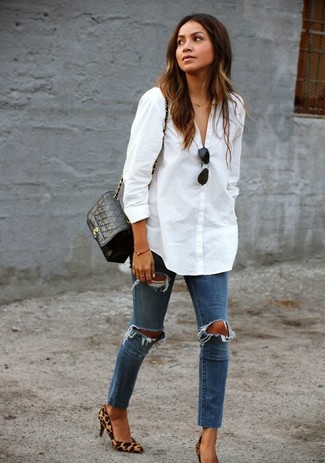 Как носить синие джинсы с белой классической рубашкой женщине: Белая классическая рубашка и синие джинсы — неотъемлемые предметы в гардеробе дамского пола с чувством стиля. В сочетании с этим луком наиболее уместно смотрятся светло-коричневые замшевые туфли с леопардовым принтом.