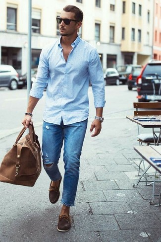 Как носить классическую рубашку с топсайдерами в 30 лет в стиле кэжуал: Классическая рубашка и синие рваные джинсы прочно обосновались в гардеробе современных мужчин, помогая составлять неприевшиеся и стильные образы. Топсайдеры станут превосходным дополнением к твоему образу.