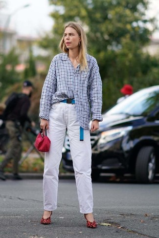 С чем носить белые джинсы женщине: Комбо из голубой классической рубашки в мелкую клетку и белых джинсов — классный вариант для воплощения ансамбля в элегантно-деловом стиле. Очень выгодно здесь смотрятся красные замшевые туфли с леопардовым принтом.