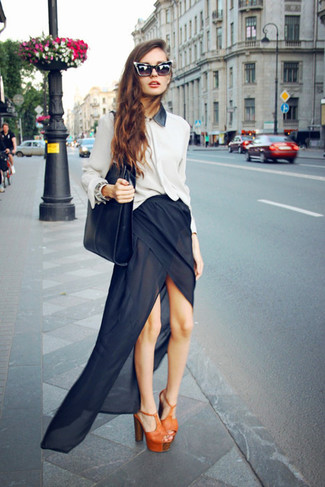 Модный лук: бело-черная шифоновая классическая рубашка, черная шифоновая длинная юбка с разрезом, оранжевые кожаные босоножки на каблуке, черная кожаная большая сумка