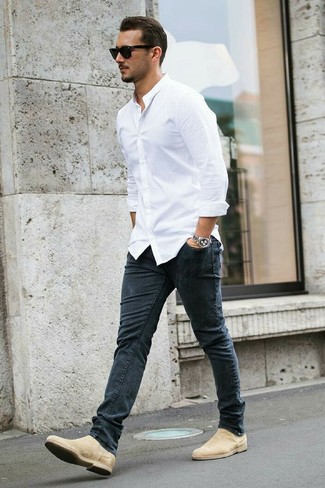 Какие классические рубашки носить с серыми зауженными джинсами в 20 лет мужчине: Тандем классической рубашки и серых зауженных джинсов поможет выглядеть по моде, а также выразить твой индивидуальный стиль. Бежевые замшевые ботинки челси добавят ансамблю нотки классики.