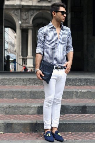 Какие зауженные джинсы носить с темно-синими лоферами с кисточками в стиле смарт-кэжуал: Бело-темно-синяя классическая рубашка в вертикальную полоску и зауженные джинсы — прекрасный вариант, если ты ищешь раскованный, но в то же время модный мужской ансамбль. Хочешь добавить в этот наряд нотку строгости? Тогда в качестве обуви к этому образу, выбирай темно-синие лоферы с кисточками.