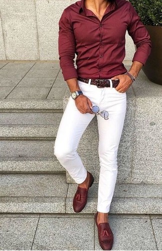 Как носить темно-красную классическую рубашку с темно-красными кожаными лоферами с кисточками в теплую погоду: Если в одежде ты ценишь удобство и практичность, обрати внимание на такое сочетание темно-красной классической рубашки и белых зауженных джинсов. Любители модных экспериментов могут завершить образ темно-красными кожаными лоферами с кисточками, тем самым добавив в него чуточку строгости.
