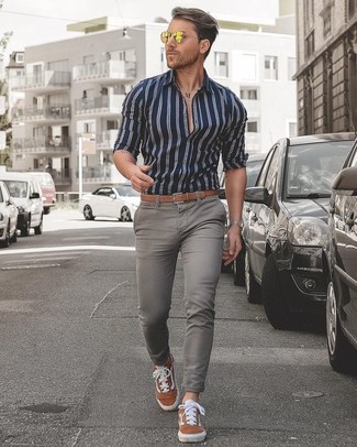 Какие джинсы носить с темно-синей классической рубашкой в 30 лет мужчине в теплую погоду: Если ты ценишь удобство и практичность, тебе полюбится это дуэт темно-синей классической рубашки и джинсов. Любишь дерзкие сочетания? Можешь дополнить свой образ табачными замшевыми низкими кедами.