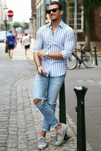 Какие джинсы носить с голубой классической рубашкой мужчине в теплую погоду в спортивном стиле: Такое лаконичное и функциональное сочетание вещей, как голубая классическая рубашка и джинсы, понравится джентльменам, которые любят проводить дни в постоянном движении. Создать модный контраст с остальными элементами этого образа помогут серые низкие кеды.
