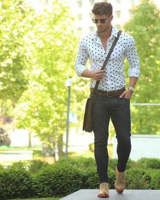 Как носить джинсы с оксфордами лето: Бело-темно-синяя классическая рубашка в горошек в паре с джинсами — великолепная идея для создания мужского образа в стиле смарт-кэжуал. Теперь почему бы не добавить в этот лук на каждый день толику стильной строгости с помощью оксфордов? Подобный лук несомненно будет пользоваться у тебя спросом в знойные летние дни.