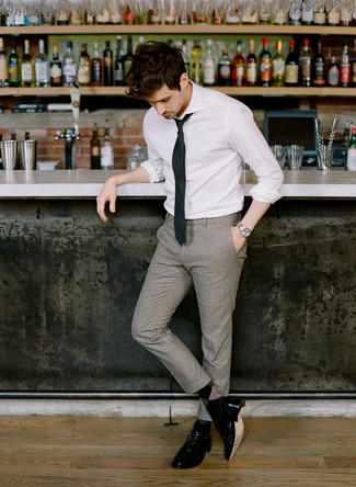 Как носить броги с классическими брюками в 30 лет в деловом стиле: Белая классическая рубашка и классические брюки позволят создать запоминающийся мужской образ. Почему бы не добавить в этот ансамбль чуточку авантюрности с помощью брогов?