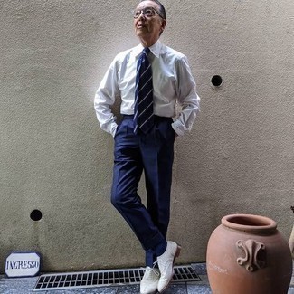 С чем носить броги за 60 лет: Белая классическая рубашка в паре с темно-синими классическими брюками поможет создать выразительный мужской лук. Что касается обуви, можешь отдать предпочтение функциональности и выбрать броги.