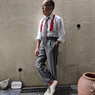 С чем носить галстук за 60 лет мужчине: Сочетание белой классической рубашки и галстука позволит создать стильный и в то же время изысканный образ. Ты можешь легко приспособить такой лук к повседневным нуждам, надев бежевыми замшевыми брогами.