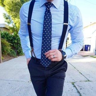 С чем носить темно-сине-белые классические брюки в вертикальную полоску мужчине: Голубая классическая рубашка и темно-сине-белые классические брюки в вертикальную полоску — это один из тех мужских луков, от которого у барышень просто перехватывает дыхание.