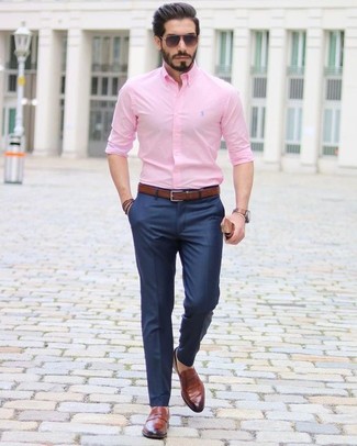 Модный лук: розовая классическая рубашка, темно-синие классические брюки, коричневые кожаные лоферы, темно-коричневый кожаный ремень