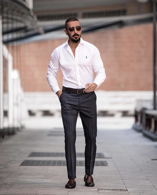Какие лоферы носить с серыми классическими брюками мужчине лето: Белая классическая рубашка в паре с серыми классическими брюками поможет создать стильный и привлекательный лук. Закончив лук лоферами, ты привнесешь в него немного динамичности. Такое сочетание несомненно будет у тебя в ходу в теплые летние дни.