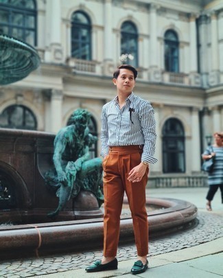 С чем носить темно-коричневые классические брюки в 20 лет мужчине лето: Бело-темно-синяя классическая рубашка в вертикальную полоску в паре с темно-коричневыми классическими брюками позволит составить стильный и утонченный образ. Очень модно здесь выглядят темно-зеленые кожаные лоферы. Этот лук может стать хорошим выбором, когда за окном пекло, и ты не представляешь, что надеть.
