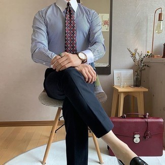 С чем носить темно-красный галстук мужчине: Несмотря на то, что это весьма выдержанный образ, дуэт бело-темно-синей классической рубашки в вертикальную полоску и темно-красного галстука всегда будет по душе стильным мужчинам, но также покоряет при этом дамские сердца. Почему бы не привнести в этот лук толику авантюрности с помощью черных кожаных лоферов?