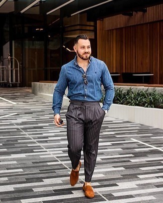 Какие классические брюки носить с табачными лоферами в 30 лет мужчине лето: Синяя классическая рубашка из шамбре и классические брюки позволят создать утонченный мужской образ. Такой образ легко приспособить к повседневным нуждам, если дополнить его табачными лоферами. Такой лук наверняка придется тебе по вкусу в теплые летние дни.
