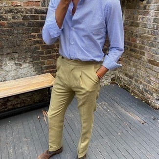С чем носить серые носки в 30 лет мужчине лето: Сочетание голубой классической рубашки в вертикальную полоску и серых носков - очень практично, и поэтому идеально подходит для воплощения привлекательного повседневного стиля. Теперь почему бы не добавить в повседневный лук чуточку стильной строгости с помощью коричневых замшевых лоферов? Нам кажется, это хорошая идея для солнечной погоды.
