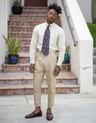 Как носить бело-темно-синюю классическую рубашку в клетку с светло-коричневыми классическими брюками мужчине: Бело-темно-синяя классическая рубашка в клетку и светло-коричневые классические брюки — чудесный пример строгого мужского стиля. Что же до обуви, темно-красные кожаные лоферы — наиболее целесообразный вариант.