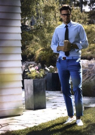 Модный лук: голубая классическая рубашка, синие классические брюки, белые кожаные лоферы, черный галстук