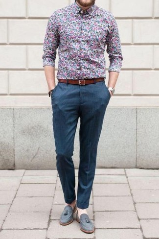 С чем носить серые замшевые лоферы в 30 лет мужчине: Синяя классическая рубашка с цветочным принтом и синие классические брюки — воплощение изысканного мужского стиля. В сочетании с этим образом наиболее выгодно выглядят серые замшевые лоферы.