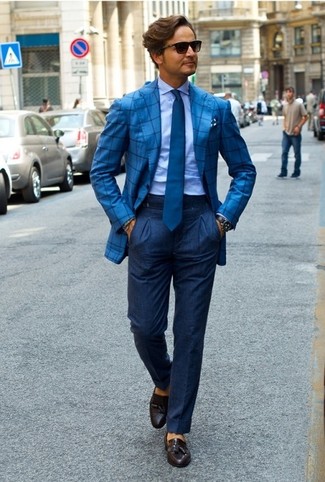 Как носить темно-синие классические брюки с коричневыми кожаными лоферами мужчине: Ты будешь выглядеть на все сто в голубой классической рубашке и темно-синих классических брюках. Такой лук легко приспособить к повседневным делам, если дополнить его коричневыми кожаными лоферами.
