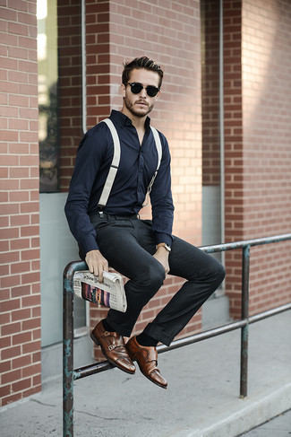 Модный лук: темно-синяя классическая рубашка, темно-серые классические брюки, коричневые кожаные монки с двумя ремешками, черные солнцезащитные очки