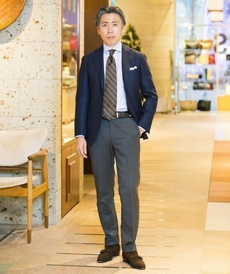 С чем носить темно-коричневый галстук за 50 лет мужчине в деловом стиле: Голубая классическая рубашка в сочетании с темно-коричневым галстуком поможет составить модный и привлекательный образ. Дополни ансамбль темно-коричневыми замшевыми монками с двумя ремешками, если не хочешь, чтобы он получился слишком отполированным.
