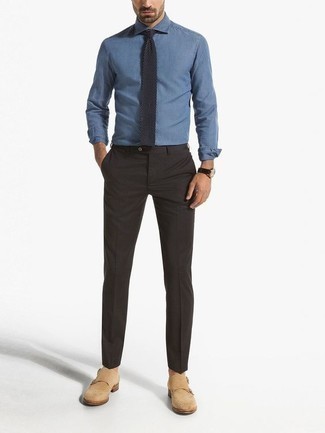 Модный лук: синяя классическая рубашка из шамбре, темно-серые классические брюки, бежевые замшевые монки с двумя ремешками, темно-сине-белый галстук с принтом
