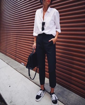 С чем носить черные классические брюки женщине: Сочетание белой классической рубашки и черных классических брюк поможет создать незабываемый образ. Закончив образ черными низкими кедами, можно привнести в него динамичность.