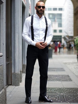 Модный лук: белая классическая рубашка, черные классические брюки, черные кожаные оксфорды, черные солнцезащитные очки
