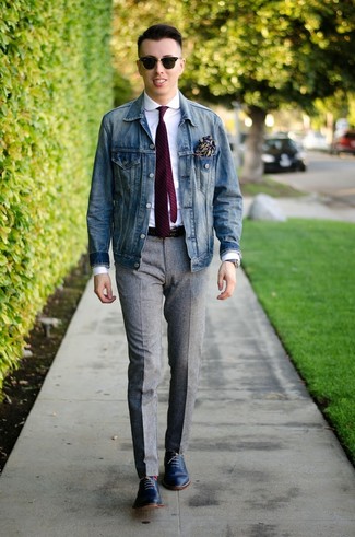 Модный лук: белая классическая рубашка, серые классические брюки, темно-синие кожаные оксфорды, темно-пурпурный галстук в вертикальную полоску