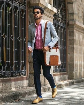 С чем носить светло-коричневые оксфорды: Ярко-розовая классическая рубашка и черные классические брюки помогут создать незабываемый мужской образ. Светло-коричневые оксфорды становятся великолепным дополнением к твоему образу.
