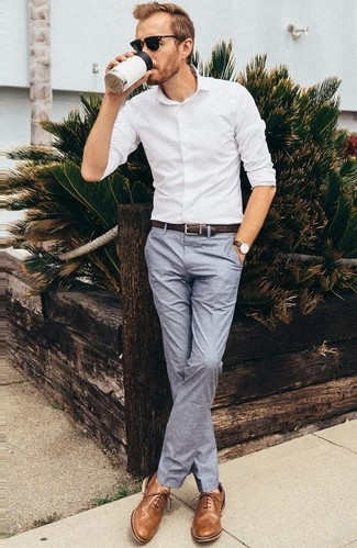 Как носить серые классические брюки с табачными кожаными оксфордами: Белая классическая рубашка и серые классические брюки позволят составить запоминающийся мужской образ. Весьма уместно здесь будут выглядеть табачные кожаные оксфорды.