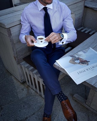 С чем носить темно-сине-белые носки мужчине в теплую погоду: Сочетание бело-синей классической рубашки в вертикальную полоску и темно-сине-белых носков пользуется особой популярностью среди ценителей практичного удобства. Любители модных экспериментов могут дополнить ансамбль коричневыми кожаными оксфордами, тем самым добавив в него чуточку классики.