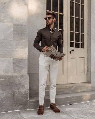 Какие классические брюки носить с коричневыми оксфордами: Комбо из темно-коричневой классической рубашки и классических брюк позволит создать модный и в то же время утонченный образ. В сочетании с этим ансамблем чудесно выглядят коричневые оксфорды.