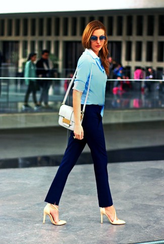 С чем носить темно-синие классические брюки женщине весна в деловом стиле: Голубая классическая рубашка в сочетании с темно-синими классическими брюками позволит создать модный и утонченный образ. В тандеме с этим ансамблем наиболее уместно смотрятся бежевые кожаные туфли. Когда зимняя пора отступает и сменяется более теплыми деньками, мы стремимся быть яркими и прекрасными. Подобное сочетание точно в этом поможет.