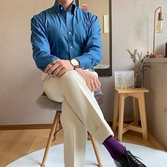 С чем носить фиолетовые носки в 30 лет мужчине лето в деловом стиле: Синяя классическая рубашка из шамбре и фиолетовые носки позволят создать легкий и функциональный образ для выходного в парке или вечера в баре с друзьями. Не прочь привнести в этот наряд толику строгости? Тогда в качестве обуви к этому луку, стоит обратить внимание на черные кожаные туфли дерби. Подобное сочетание идеально подходит для жаркой летней погоды.