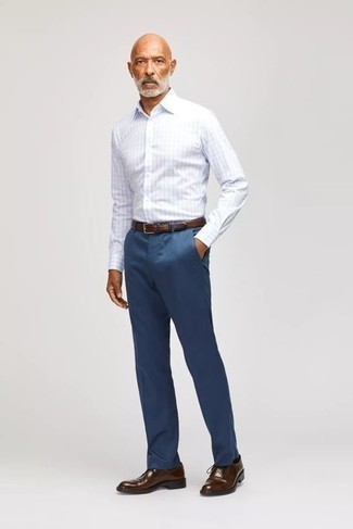 Как носить белую классическую рубашку в клетку с синими классическими брюками мужчине: Для воплощения элегантного мужского вечернего лука чудесно подойдет белая классическая рубашка в клетку и синие классические брюки. Вкупе с этим образом выигрышно смотрятся темно-коричневые кожаные туфли дерби.