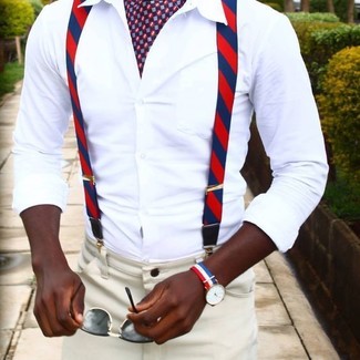 С чем носить темно-красный шарф в 30 лет мужчине: Если ты делаешь ставку на удобство и практичность, белая классическая рубашка и темно-красный шарф — классный вариант для расслабленного повседневного мужского образа.